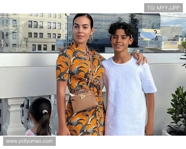 恩佐晒童年合照贺迷你罗生日，球迷：交出手机相册！(2)